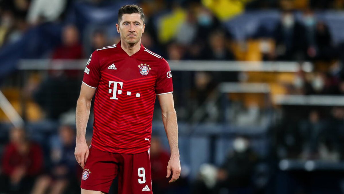 Lewandowski se muestra pensativo durante un partido con el Bayern de Munich.