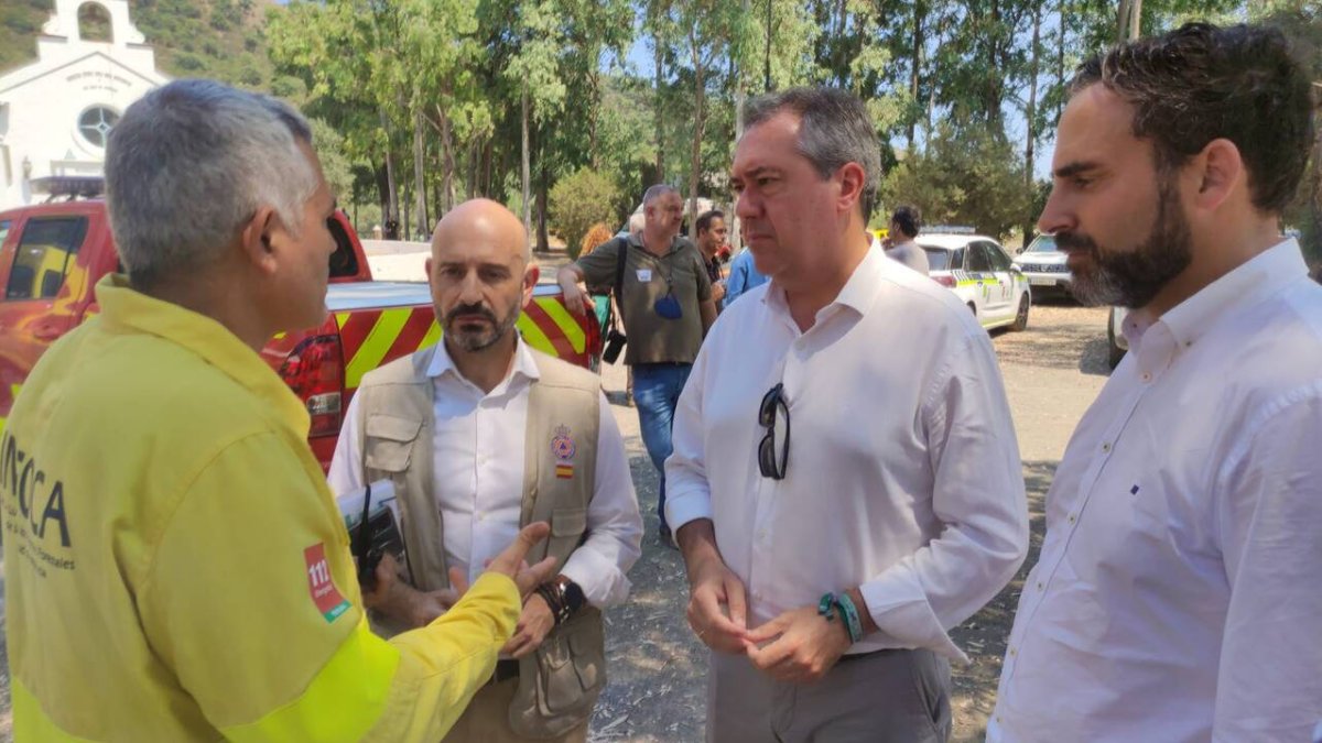 El candidato del PSOE-A, Juan Espadas, en la zona del incendio en Málaga.