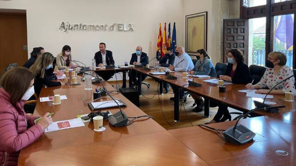 El alcalde de Elche, Carlos González, ha presidido la reunión con los agentes sociales
