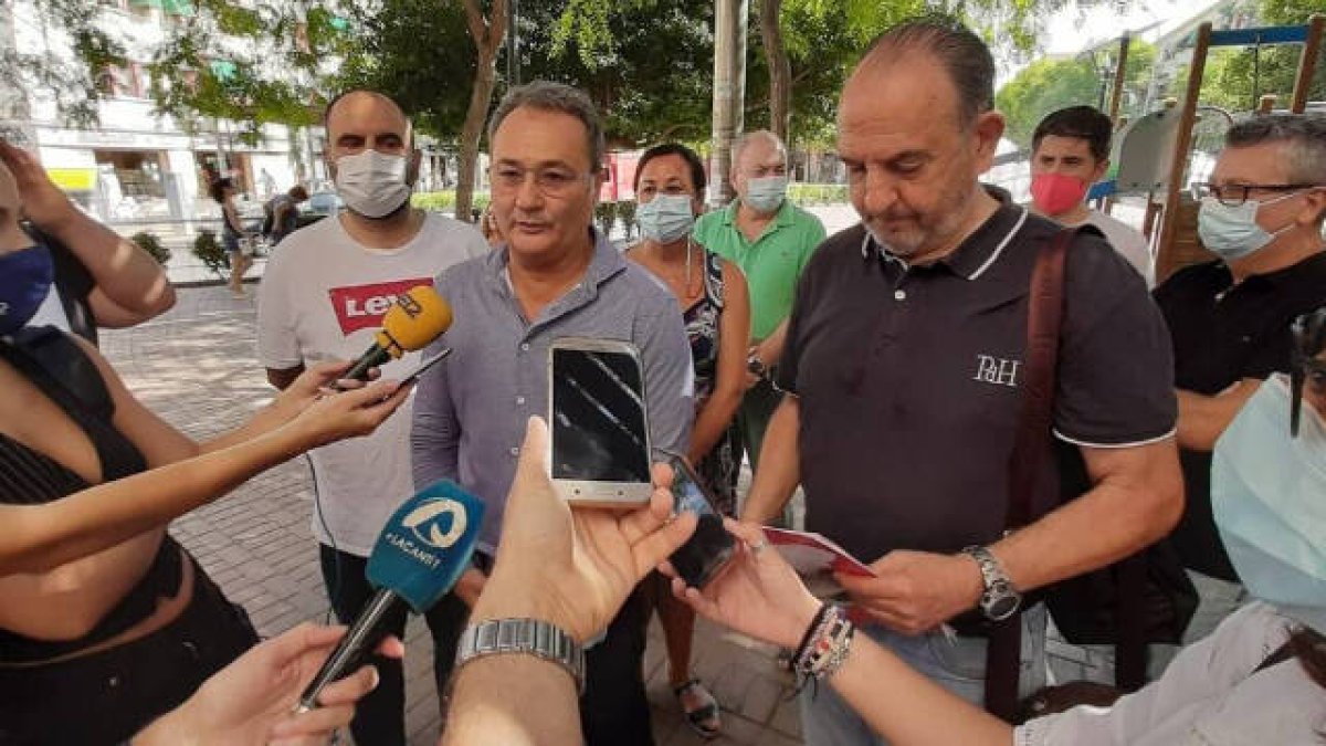 El líder del PSOE advierte a Sanguino: “El partido puede cambiar de portavoz”