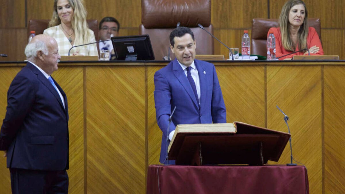 El presidente en funciones de la Junta de Andalucía, Juanma Moreno, este jueves jurando su cargo como diputado en la sesión constitutiva del Parlamento.