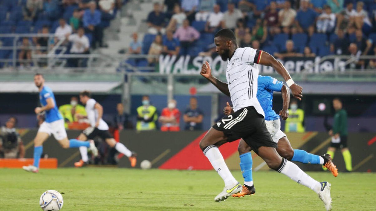 Rüdiger conduce el balón durante un partido con Alemania.