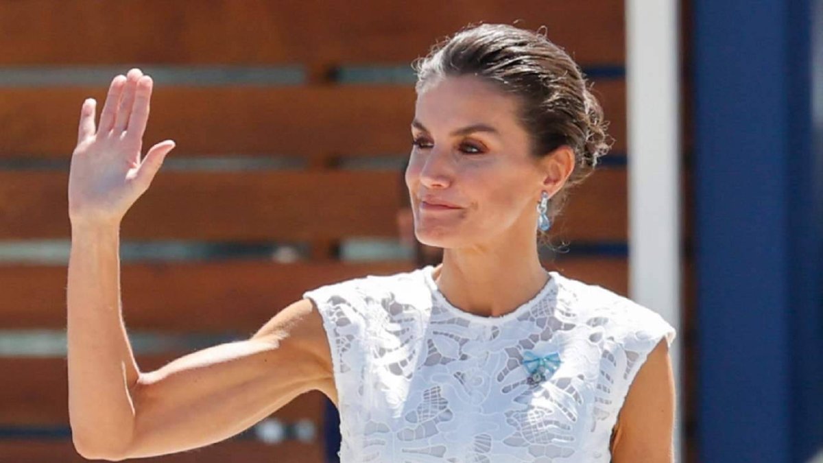 La Reina Letizia con el vestido blanco de Sfera que ha cautivado a la prensa inglesa.