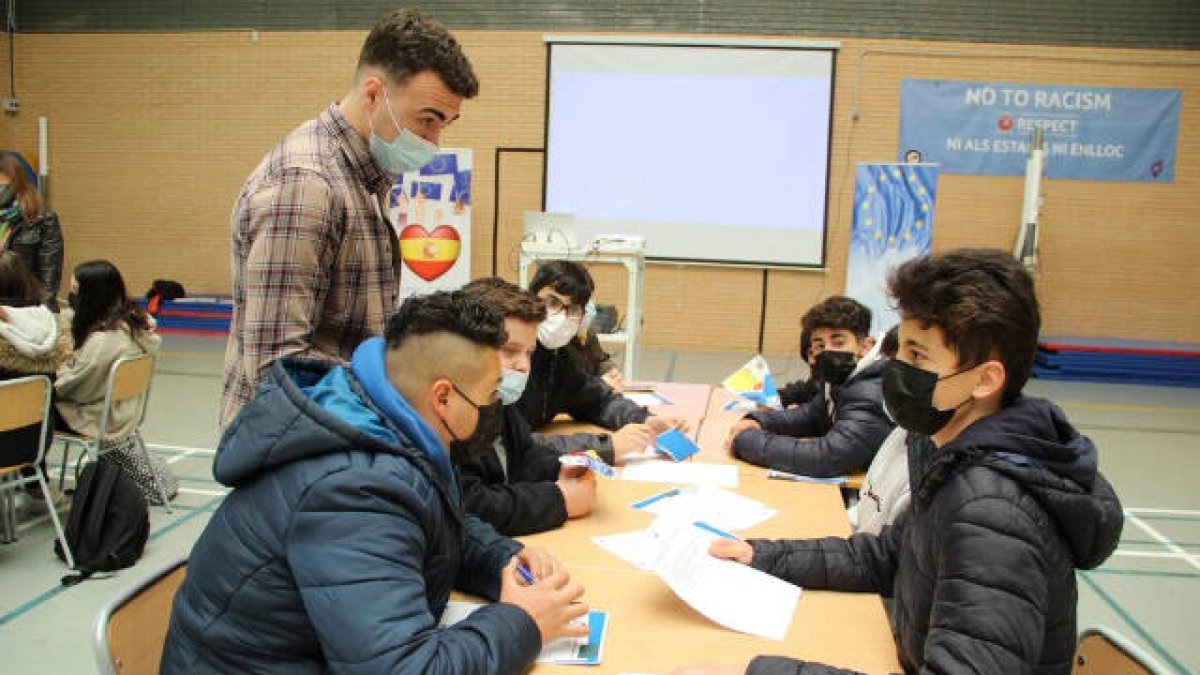 Alumnos del IES Benaguasil en la sesión de trabajo.