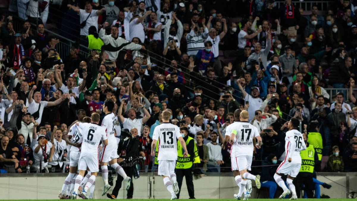 Los jugadores del Eintracht celebran uno de los tantos en un Camp Nou con alta afluencia de seguidores alemanes