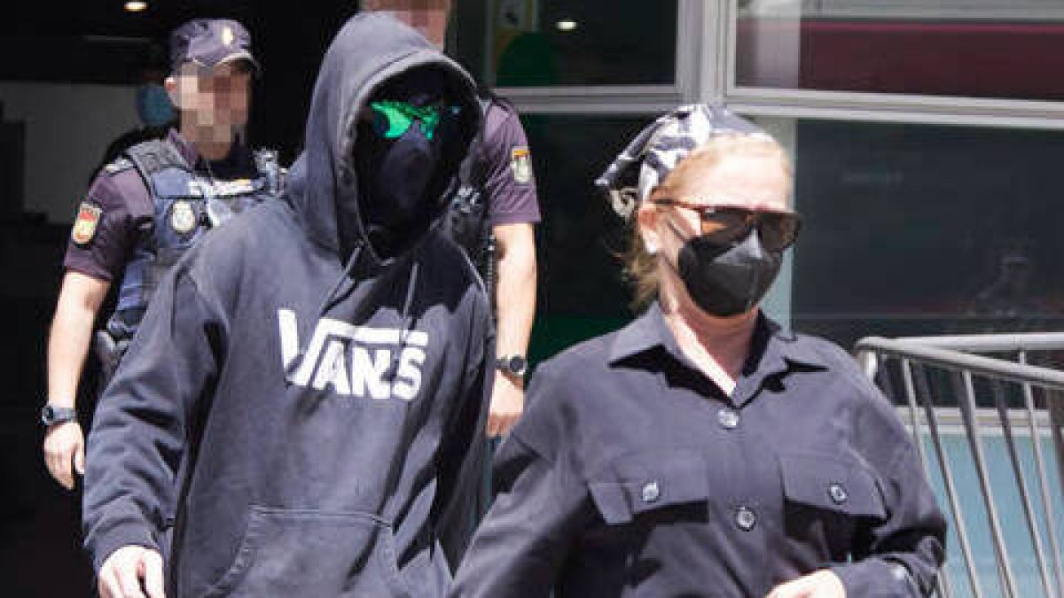 Francisco Javier García, conocido como “El Cuco”, sale con su madre, Rosalía García, de los juzgados tras la segunda sesión del juicio.