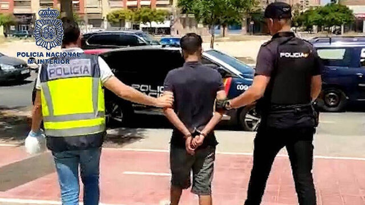 Detenidos dos argelinos por ‘desplumar’ a una familia ucraniana todo su dinero