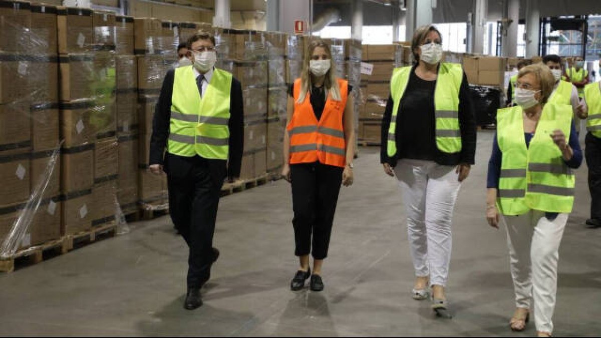 Ximo Puig y responsables de la Generalitat comprobando el material sanitario adquirido en la pandemia
