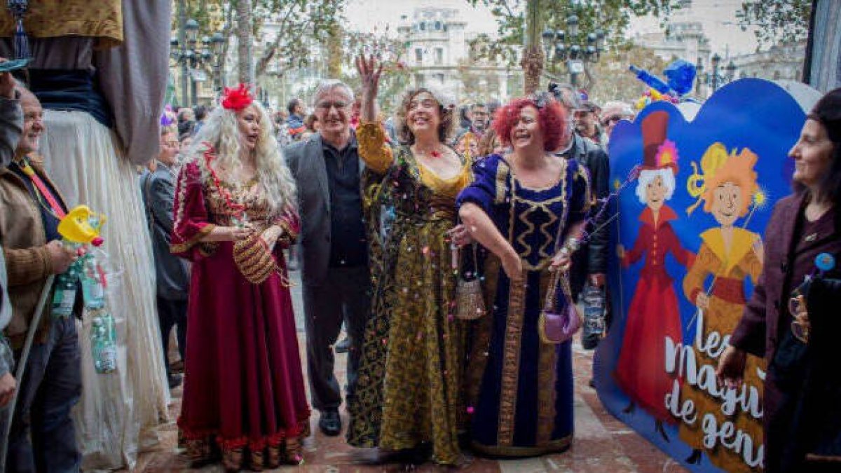Joan Ribó con las magas republicanas recibiéndolas en el Ayuntamiento