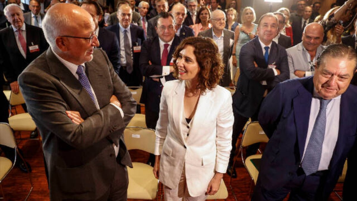 Isabel Díaz Ayuso entre Juan Roig y Vicente Boludo en la conferencia ante los empresarios de Valencia