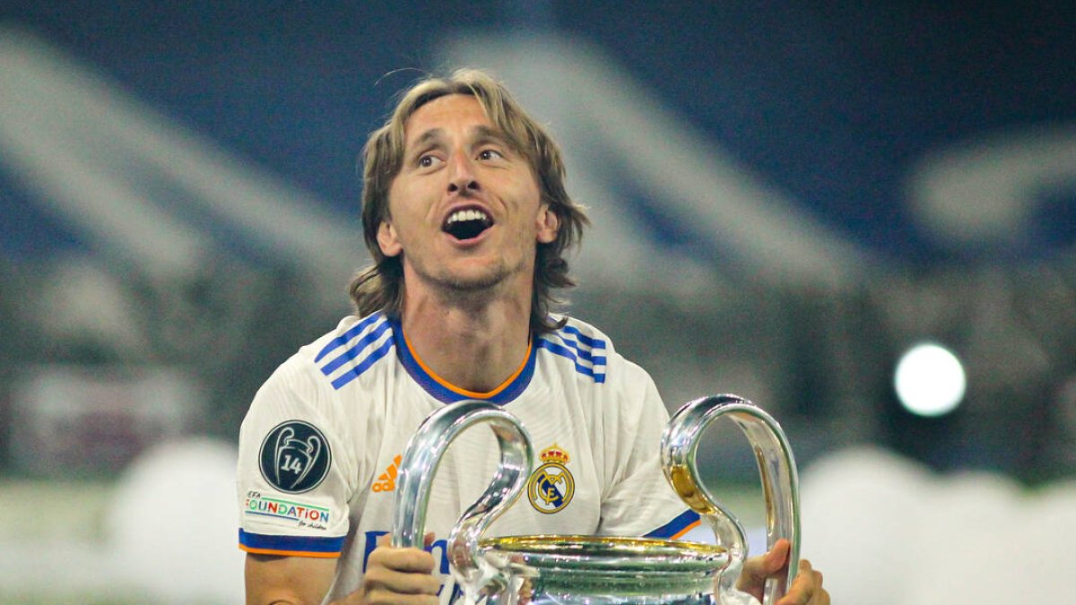 Modric levanta la decimocuarta Champions del Real Madrid.