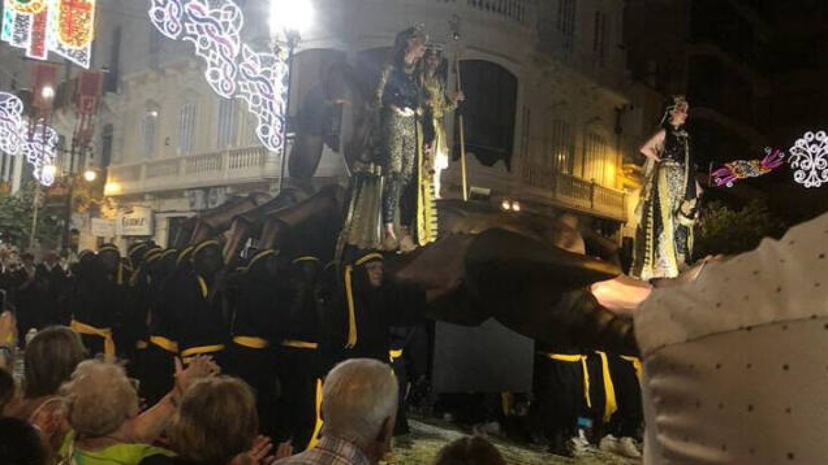 'Polémica racista’ incendia las redes: 48 negros llevan a un embajador blanco