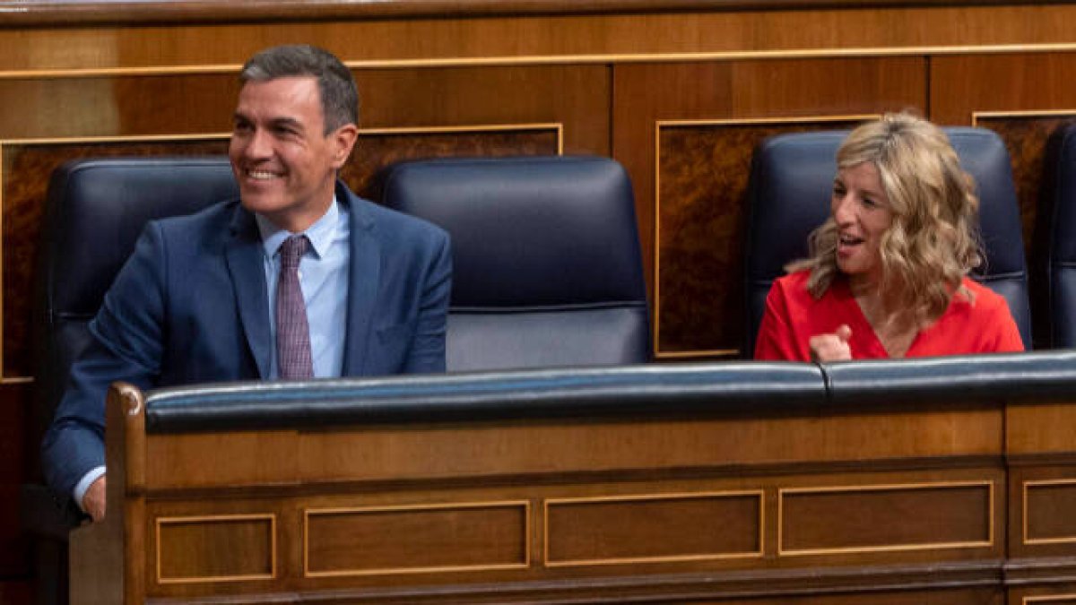 El presidente del Gobierno, Pedro Sánchez, junto a la vicepresidenta segunda y ministra de Trabajo y Economía Social, Yolanda Díaz, durante una sesión extraordinario en el Congreso de los Diputados,