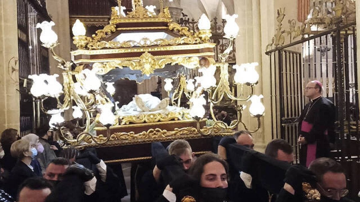 El obispo de la Diócesis Orihuela-Alicante contemplando el paso del Santo Sepulcro por el interior de la Catedral