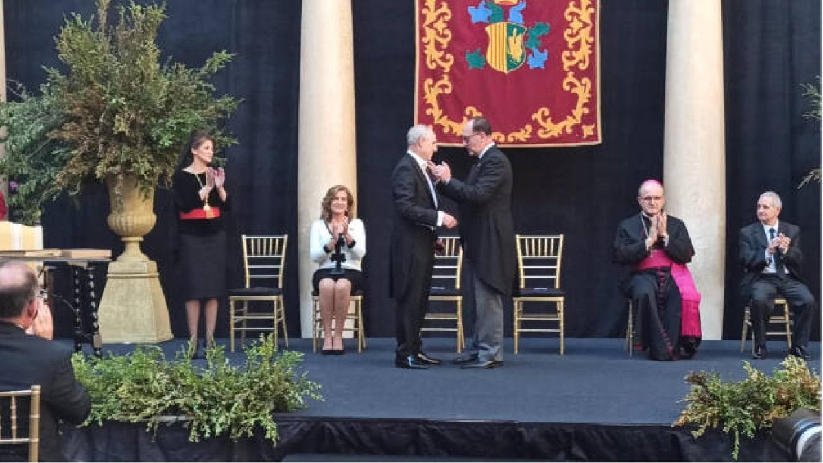 El alcalde de Orihuela, Emilio Bascuñana, ha impuesto la insignia al Caballero Cubierto 2022