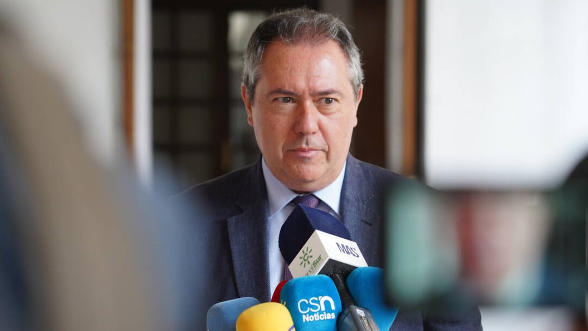 El secretario general del PSOE-A, Juan Espadas, tras la reunión con el presidente del Parlamento.