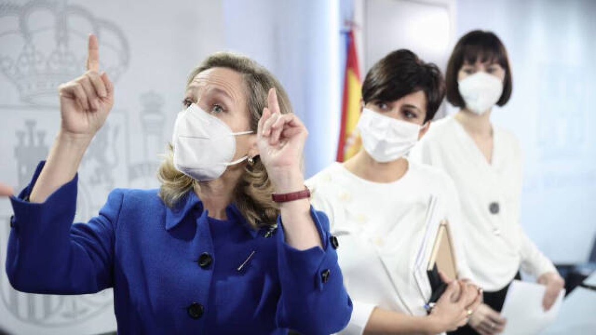 La vicepresidenta primera, Nadia Calviño; la ministra Portavoz, Isabel Rodríguez y la ministra de Ciencia e Innovación, Diana Morant, en una rueda de prensa.