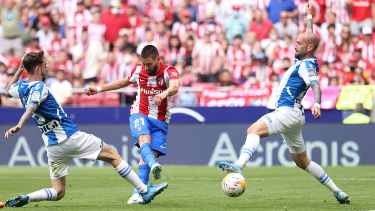 Carrasco dispara para hacer el 1-0