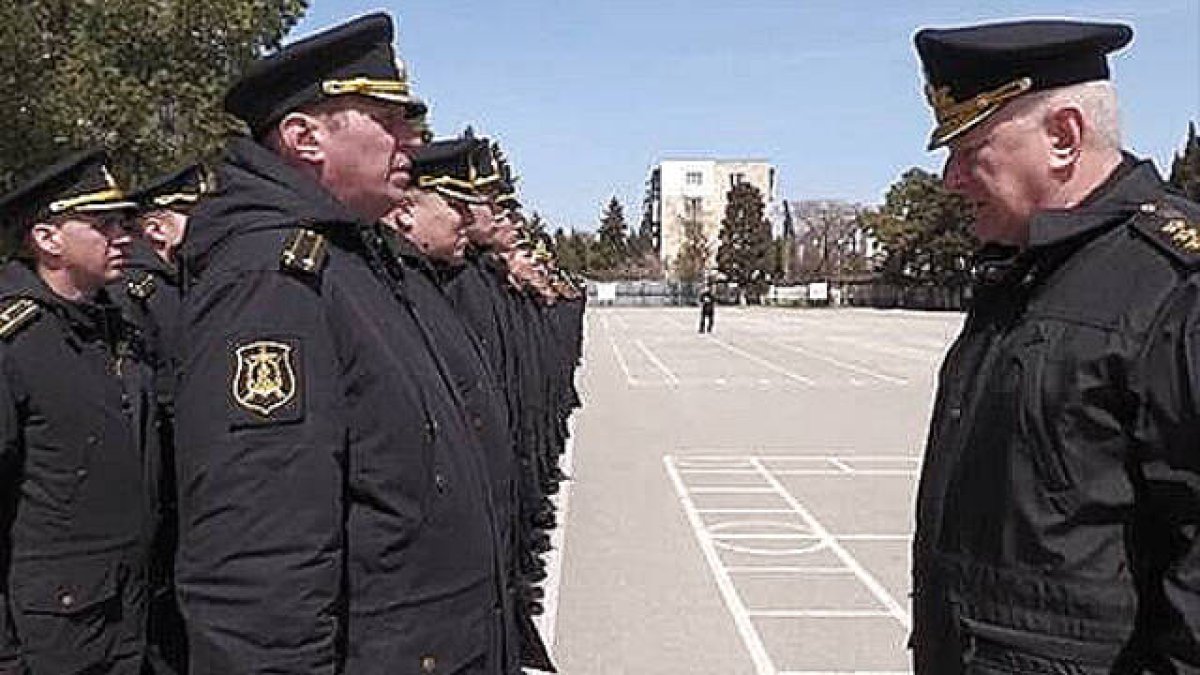 El Comandante en Jefe de la Armada rusa, el Almirante Nikolai Evmenov, con la tripulaciñon del buque 'Moskva'