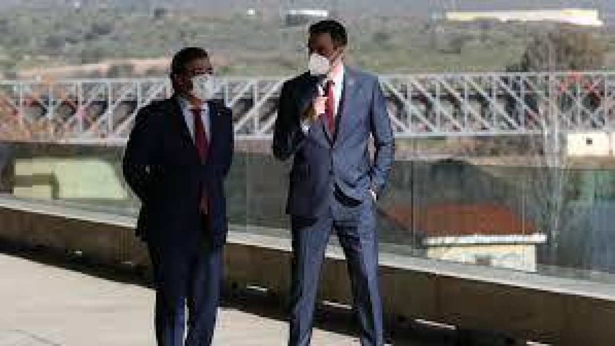 Pedro Sánchez y Guillermo Fernández Vara.