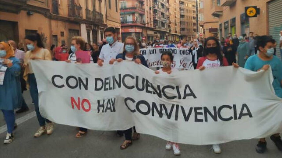 Manifestación de vecinos de Orriols contra la delincuencia