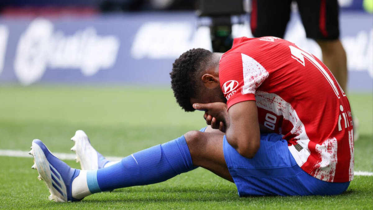 Lemar, desconsolado, al sufrir la lesión ayer en el Metropolitano.