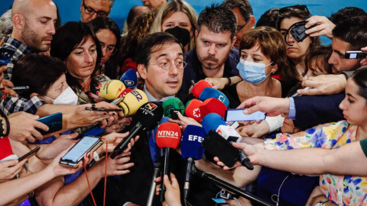 El ministro de Asuntos Exteriores, José Manuel Albares, ofrece declaraciones a los medios en el seminario para periodistas 'Cumbre de la OTAN: el futuro de la Alianza se define en Madrid'.