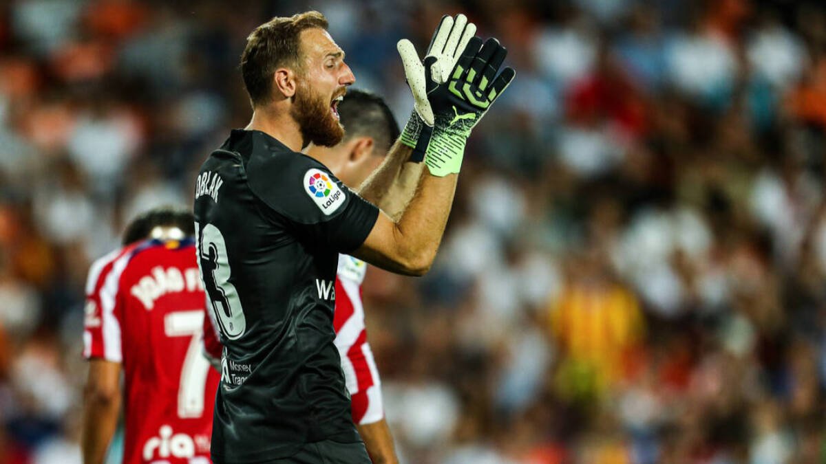 Oblak aplaude a sus compañeros en un momento del partido en Valencia.