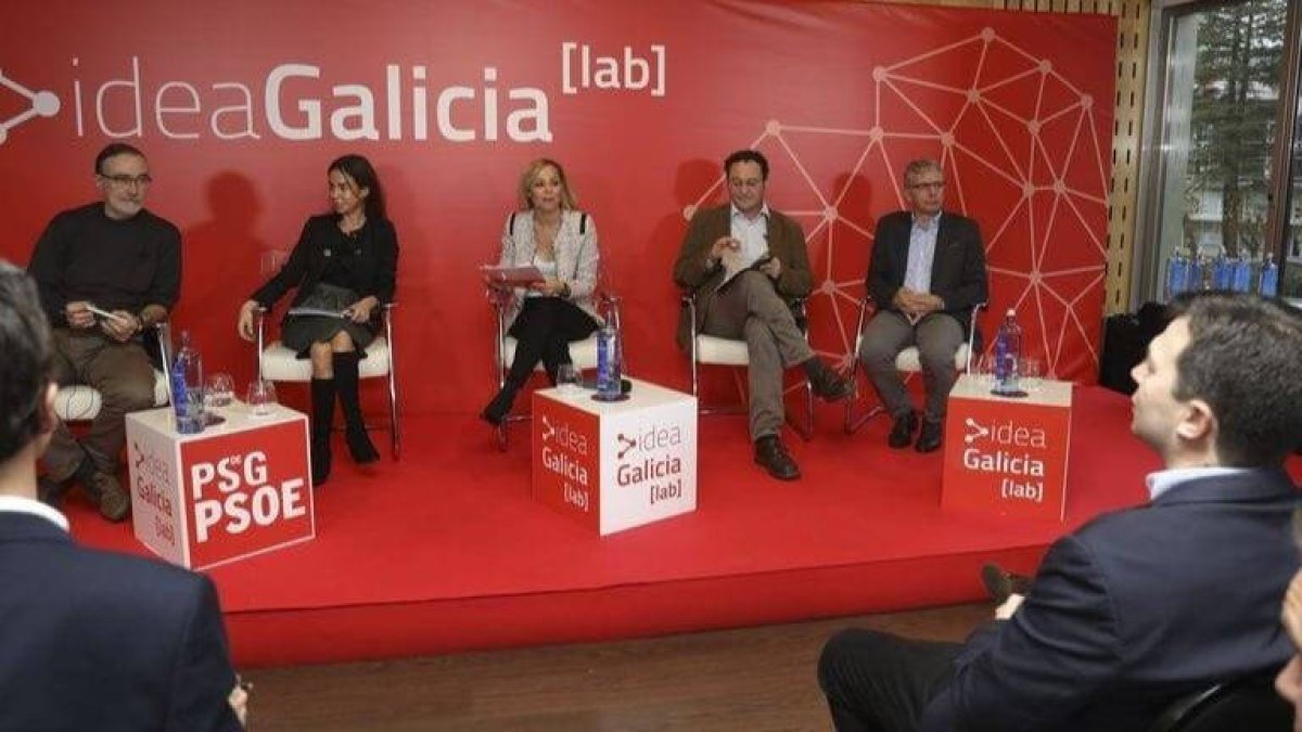 El nuevo fiscal general del Estado, Álvaro García, participa en un acto de campaña junto a los socialistas gallegos.