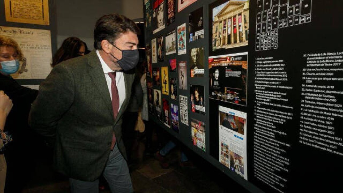 Cultura presenta el libro '175 Aniversario del Teatro Principal de Alicante'