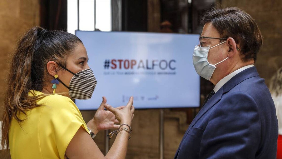 La consellera de Agricultura, Desarrollo Rural, Emergencia Climática y Transición Ecológica, Mireia Molla, y el president de la Generalitat, Ximo Puig, conversan durante la presentación del Plan Estratégico contra Incendios 'Stop al Foc' 2021,