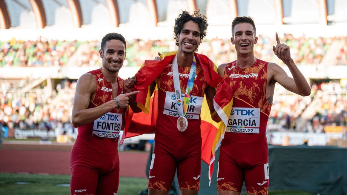 Katir, en el centro con la medalla de bronce al cuello, acompañado por Mario García, que fue cuarto, y por Ignacio Fontes, undécimo en la final de 1.500 metros.