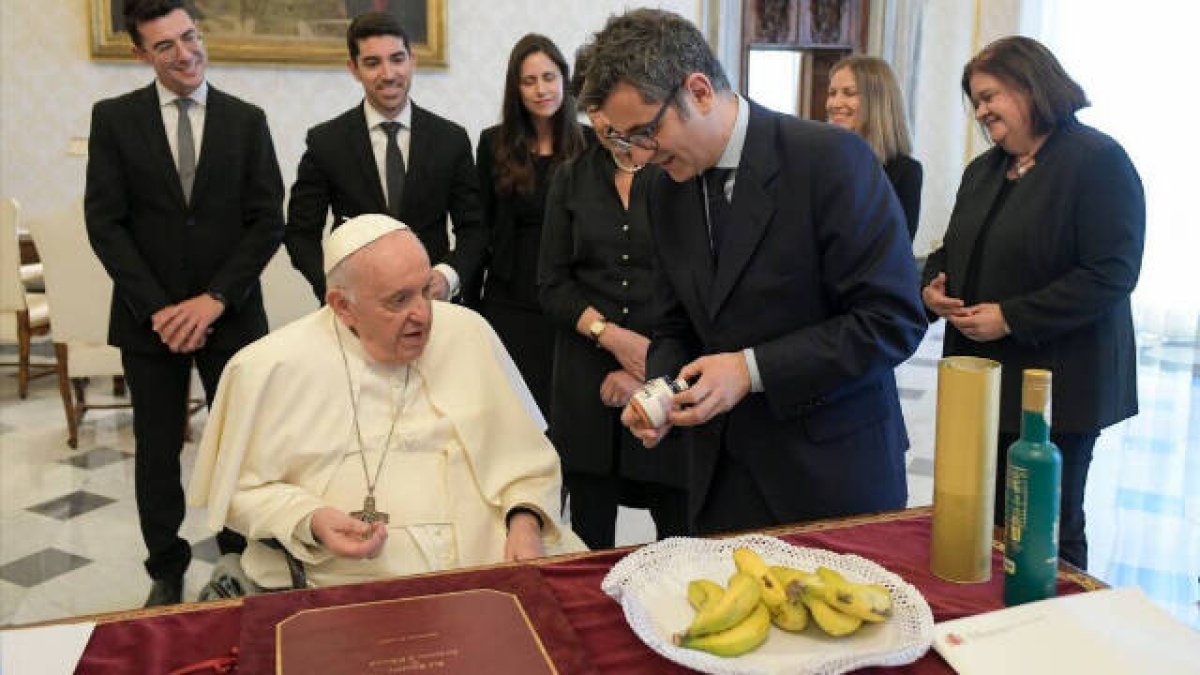 El ministro Félix Bolaños regala plátanos al Papa