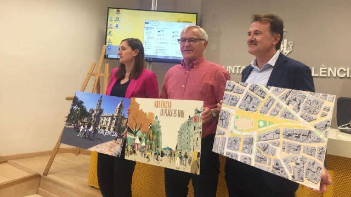 La concejala de Participación Ciudadana, Elisa Valía; el alcalde de Valencia, Joan Ribó; y el concejal de movilidad, Giuseppe Grezzi.