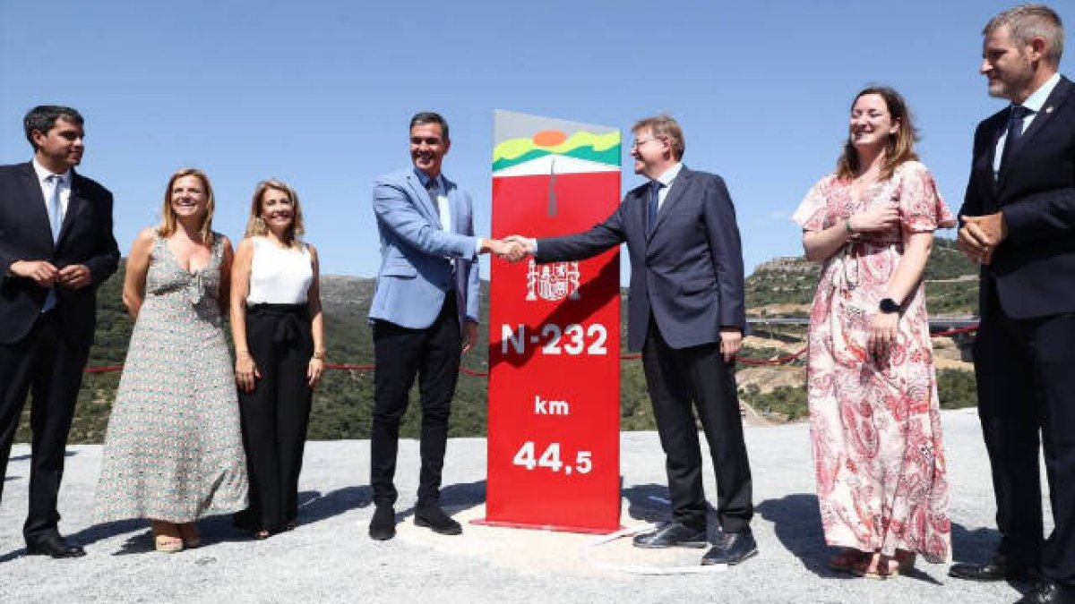 Pedro Sánchez y Ximo Puig en la inauguración del tramo de la N-232 en Morella