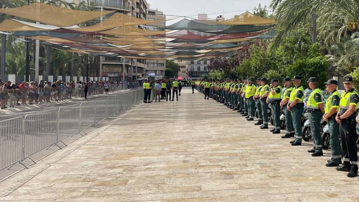 Pines de Dama de Elche para agradecer la labor de la Guardia Civil en La Vuelta