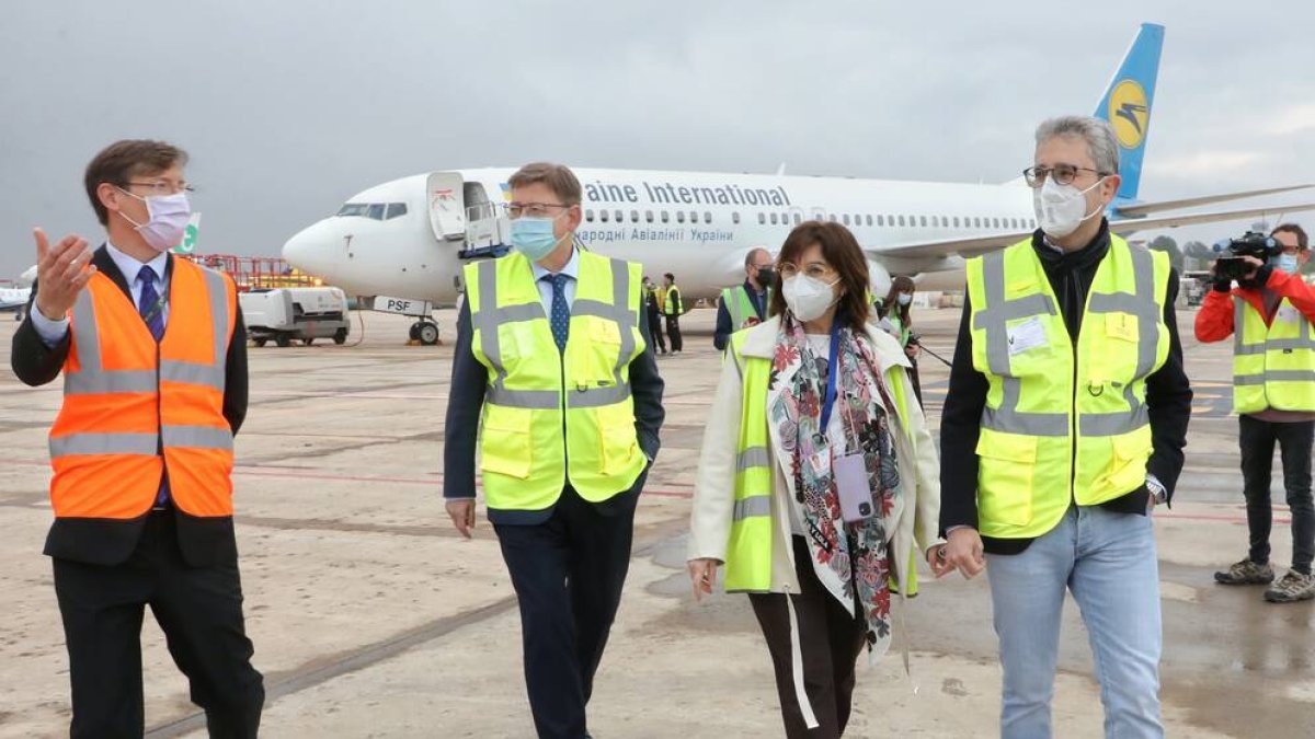 Imagen de Ximo Puig durante su visita al Aeropuerto de Castellón.