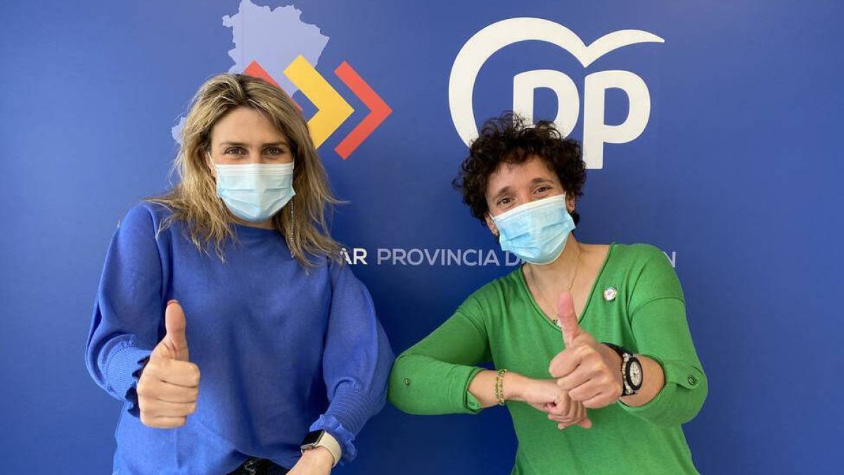 Carmina Ballester (izquierda), con Marta Barrachina (derecha), presidenta del PPCS.