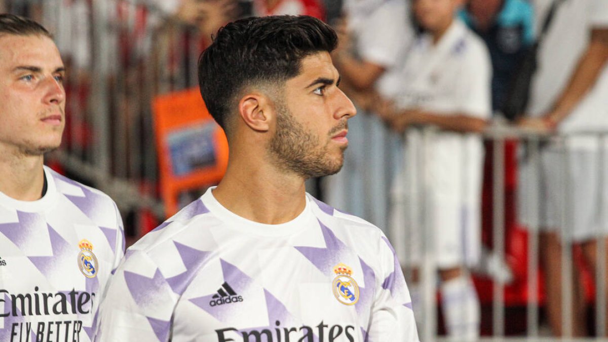 Asensio se dirige al banquillo en el partido del Real Madrid en Almería.