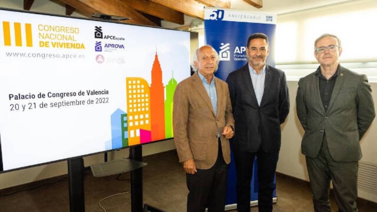 El presidente de la Asociación de Promotores Constructores de España (APCEspaña), Juan Antonio Gómez-Pintado, de la Asociación Provincial de Promotores Inmobiliarios de Valencia (APROVA), Antonio Olmedo y del Observatorio de Vivienda Fernando Cos.
