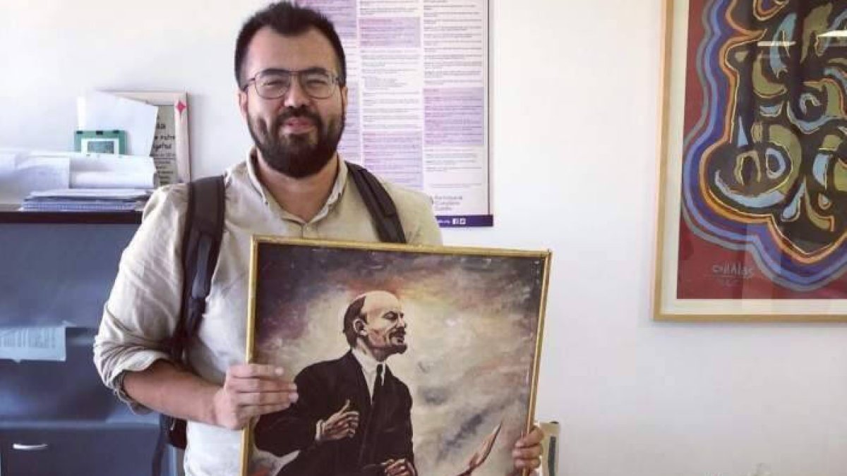 Imagen de Nahuel González con el cuadro de Lenin.