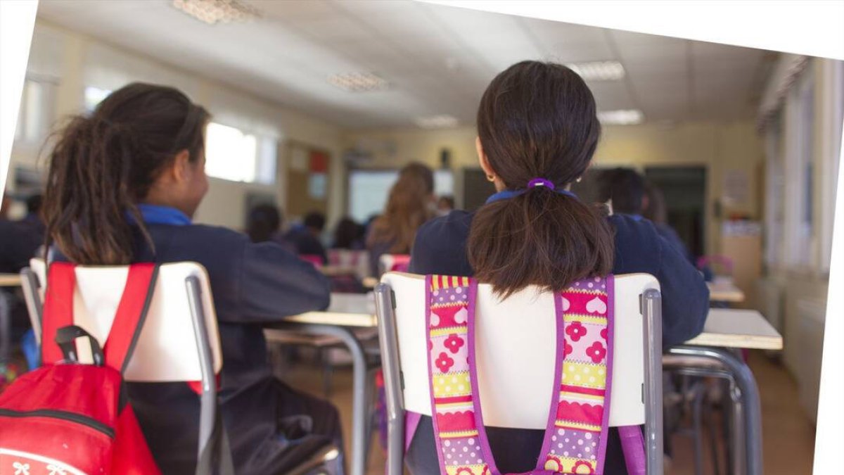 Dos niñas en un aula de un colegio.