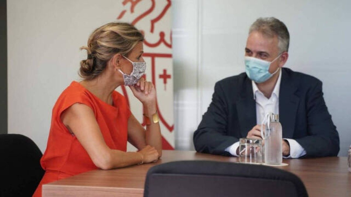 El vicepresidente de la Generalitat, Héctor Illueca, con Yolanda Díaz reunido en el palacete
