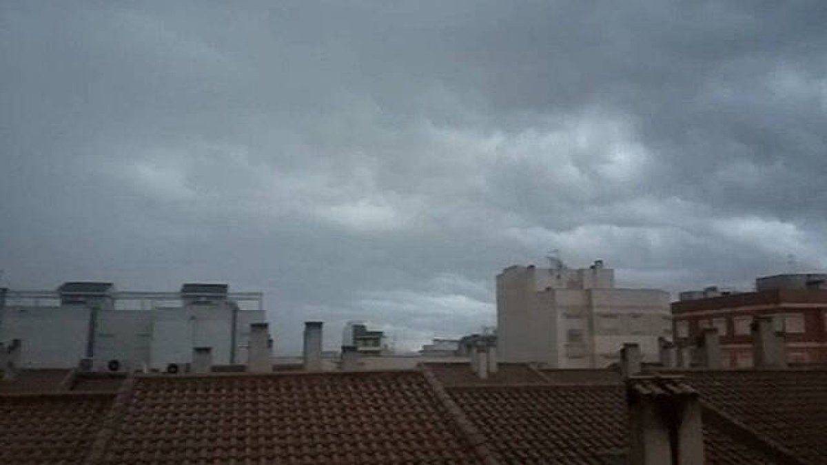 Este miércoles ha amanecido con una fuerte tormenta de lluvia y truenos