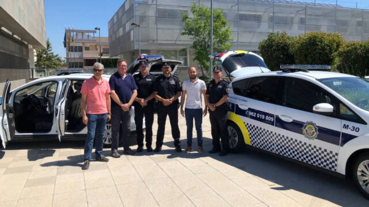 Agentes de Policía Local de Algemesí junto al vehículo policial.