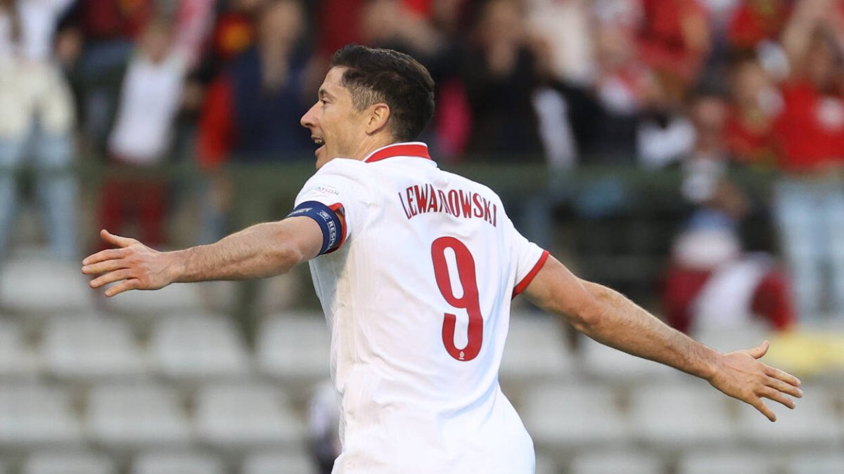 Lewandowski celebra un gol con Polonia.