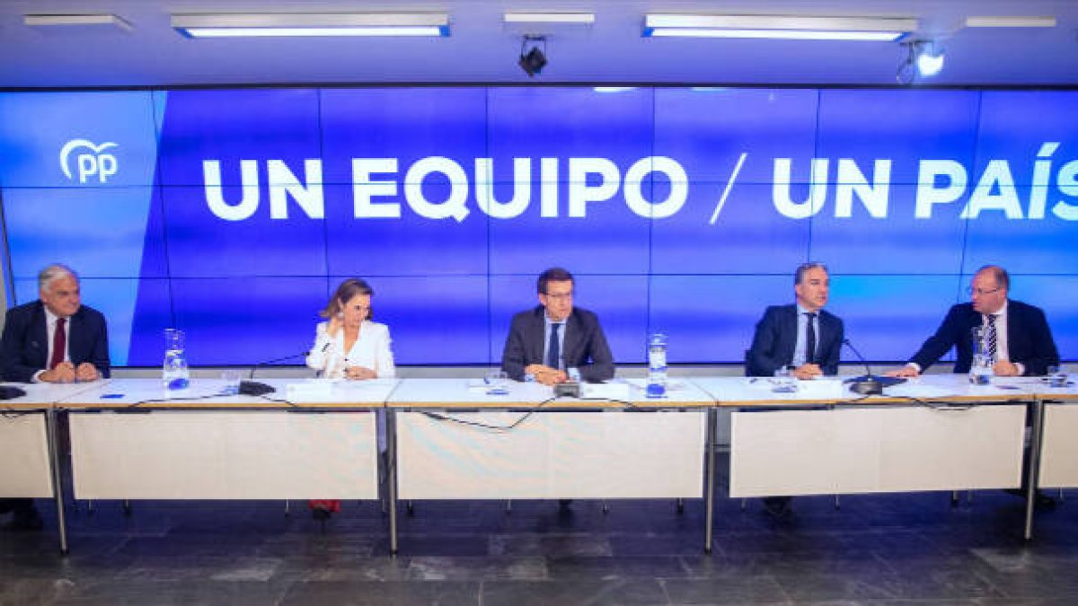 Feijóo con la dirección del PP