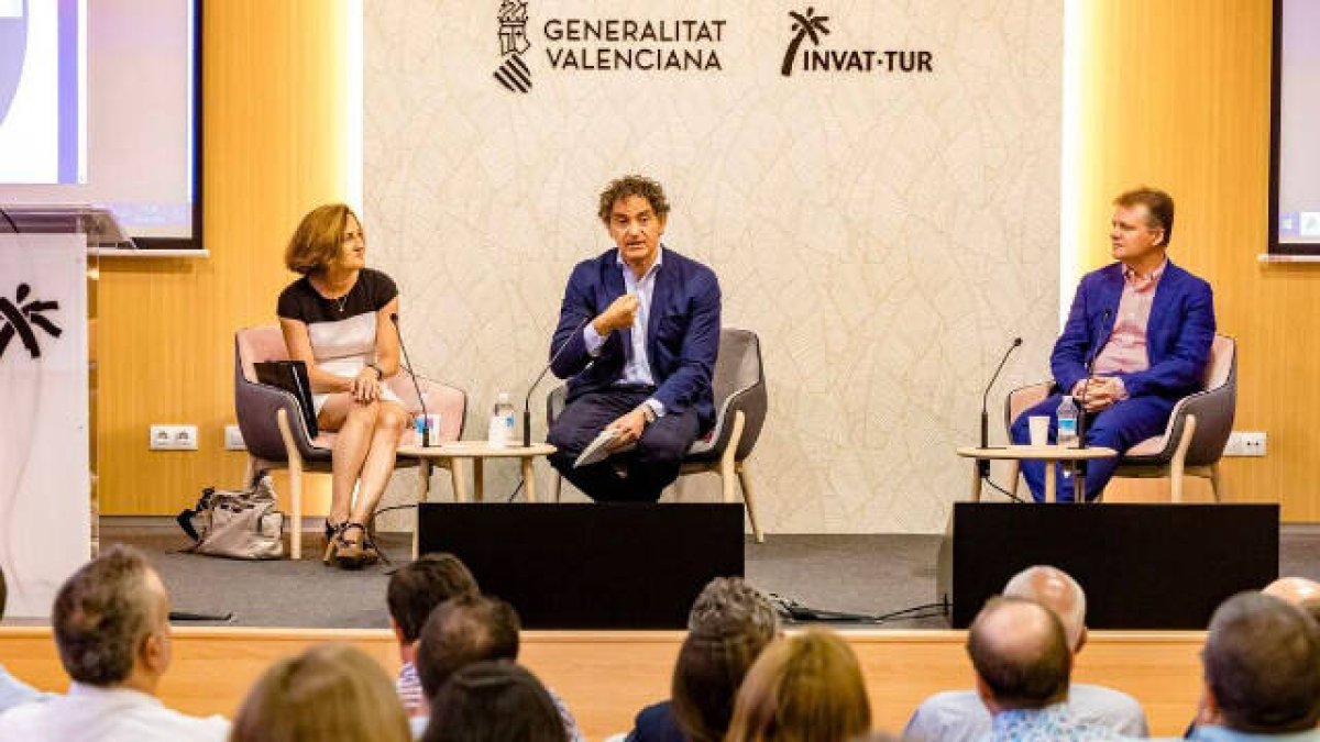 Francesc Colomer presentando en el Invattur de Benidorm el informe contra la tasa. Foto Información.