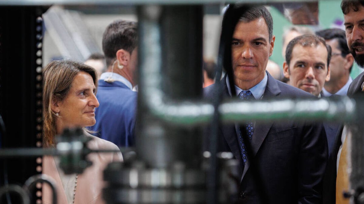 La vicepresidenta tercera, Teresa Ribera; el presidente del Gobierno, Pedro Sánchez