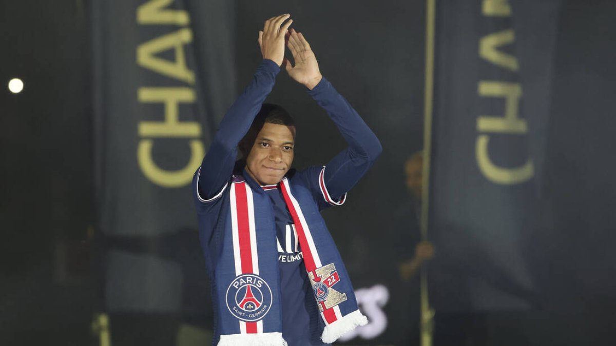 Mbappé posa con la bufanda del PSG.